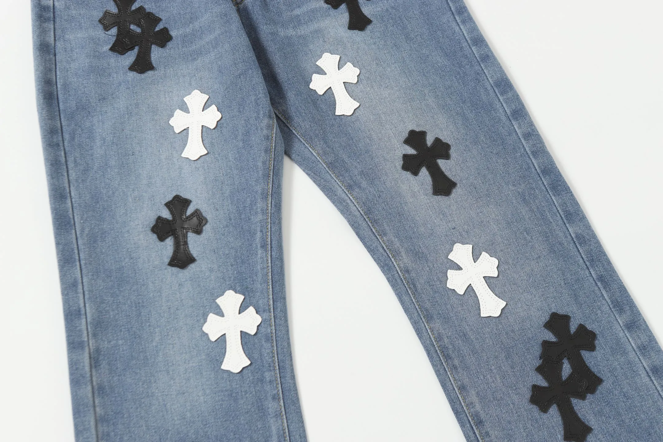 P256 Actual photo [High quality] Coding: H32 Color: Picture color Size: S to XXXL Chrome Hearts/Chrome Hearts 2025SS retro faded ice blue black and white cross Paris limited denim trousers -Vibe style straight stacked god-level version -Ice blue faded denim fabric -A complete set of vintage vintage hardware -Chrome Hearts washed ice blue The high version uses high-ounce custom fabrics, fermentation washing and soft color fixation, soft and thick to wear The details are all produced by pure hand polishing and craftsmanship. All-over jacquard fabrics have unique design styles. Multiple processes create a full retro feel. Niche unique non-colliding shirts. Customized old spray-painted buttons. Every detail is crafted with craftsmanship. Size Pants length Waist Hips Unit cm S 98 68 100 M 99 72 104 L 100 76 108 XL 101 80 112 XXL 102 84 116 XXXL 103 88 120